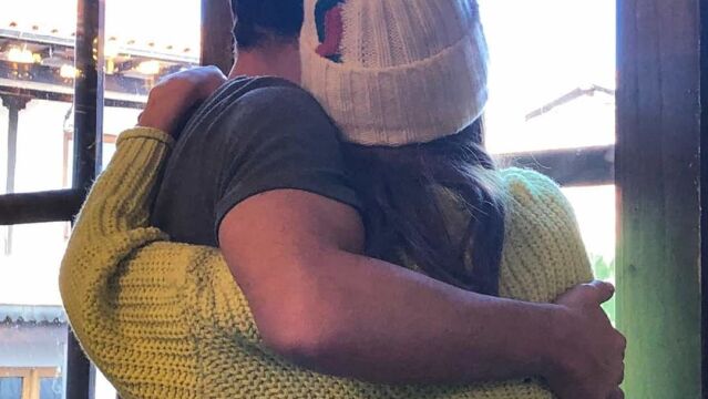 Iker Casillas felicita a Sara Carbonero.