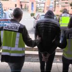 El atracador es conducido por agentes de la Policía Nacional