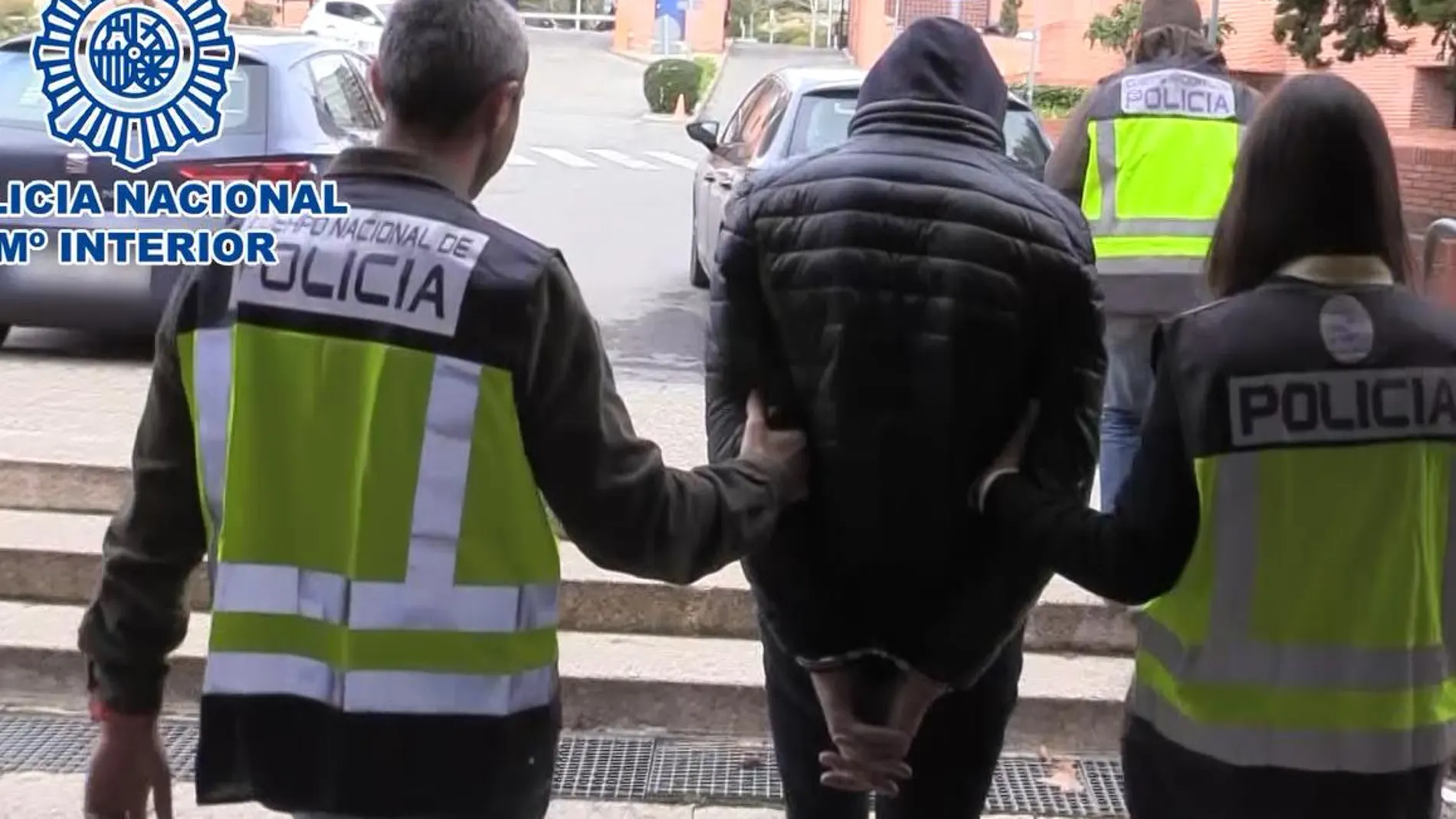 El atracador es conducido por agentes de la Policía Nacional