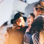 Una persona sabe también que tiene buenas relaciones con los demás, porque se siente una persona abierta, evitando los juicios que nos separan o las barreras defensivas que existen en la sociedad.
