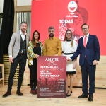 De izquierda a derecha, el responsable de "marketing" de Amstel, Daniel Quer; Ley Dj; el concejal de Cultura Festiva y presidente de Junta Central Fallera, Pere Fuset; la Fallera Mayor de Valencia 2020, Consuelo Llobell y el director regional de Relaciones Institucionales de Heineken España, Pablo Mazo