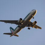 Un avión sobrevuela el aeropuero Adolfo Suarez-Madrid Barajas, tras la reapertura del espacio aéreo del aeropuerto, después de estar dos horas cerrado por la presencia de drones, en Madrid