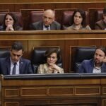 Pedro Sanchez con sus vicepresidentes en el Congreso.