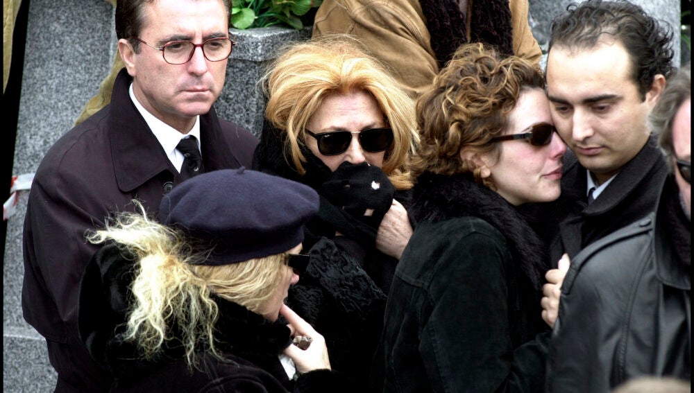 ROCIO CARRASCO, FIDEL ALBIAC, JOSE ORTEGA CANO Y ROCIO JURADO LLORANDO DURANTE EL ENTIERRO DE PEDRO CARRASCOJJS / © Korpa28/01/2001MADRID *** Local Caption *** PEDRO CARRASCO'S BURIALPICTURED, ROCIO CARRASCO, FIDEL ALBIAC, JOSE ORTEGA CANO, ROCIO JURADO