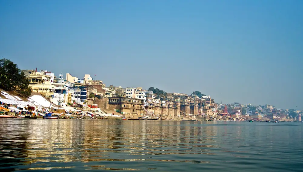 Vista de Benarés desde el río Ganges