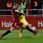 El defensa del Mirandés Odei Onaindia (i) pelea un balón con el centrocampista del Villarreal Javi Ontiveros durante el partido de cuartos de final de la Copa del Rey que se disputa este miércoles en el estadio de Anduva. EFE/Santi Otero