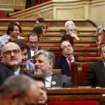 GRAFCAT962. BARCELONA, 05/02/2020.- El presidente del grupo parlamentario de Socialistes - Units per Avançar, Miquel Iceta (c) participa este miércoles en el Parlament en el debate y votación sobre la interposición de un recurso contencioso administrativo en el Tribunal Supremo contra el acuerdo de la Junta Electoral Central de inhabilitar como presidente de la Generalitat a Quim Torra.EFE/ Quique García