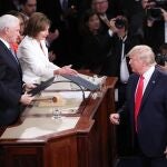 El presidente de Estados Unidos, Donald Trump (d), deja este martes a la congresista demócrata Nancy Pelosi (i) con la mano tendida antes de su tercer discurso anual sobre el Estado de la Unión, en Washington (EE.UU.).