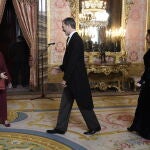 El Rey Felipe VI y la Reina Letizia reciben en el salón del trono al cuerpo diplomático acreditado en España en el salón de Gasparini del Palacio Real, en Madrid (España), a 5 de febrero de 2020.REMITIDA / HANDOUT por PoolFecha: 05/02/2020.Fotografía remitida a medios de comunicación exclusivamente para ilustrar la noticia a la que hace referencia la imagen, y citando la procedencia de la imagen en la firmaPalacio Real;Reyes;Reina Letizia;Rey Felipe;diplomáticos;recepciónPool05/02/2020