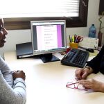 Una profesional atiende a una mujer en la Unidad de Diagnóstico de la Mutilación Genital