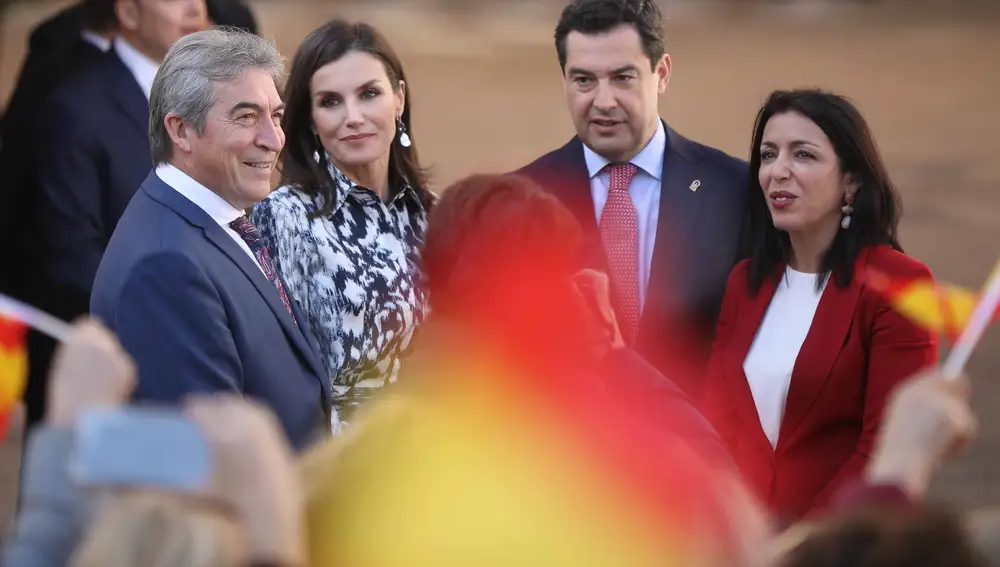 La Reina Letizia, con el presidente de la Junta de Andalucía, Juanma Moreno 2(d) y la presidenta del Parlamento de Andalucía Marta Bosquet 1(d), a la salida del Museo histórico Municipal. Écija (Sevilla) a seis de febrero del 202006 febrero 2020María José López / Europa Press06/02/2020