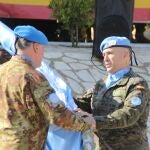 El General de Brigada Marcos Llagó Navarro (derecha) recibe la bandera de la ONU en Líbano