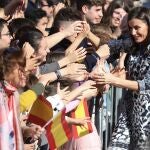 La Reina Letizia saluda a los vecinos de Écija a la salida del Museo histórico Municipal
