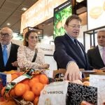 El presidente de la Comunidad valenciana, Ximo Puig, junto con la consejera de Agricultura, Mireia Mollà, en la feria Fruitlogistic de 2020
