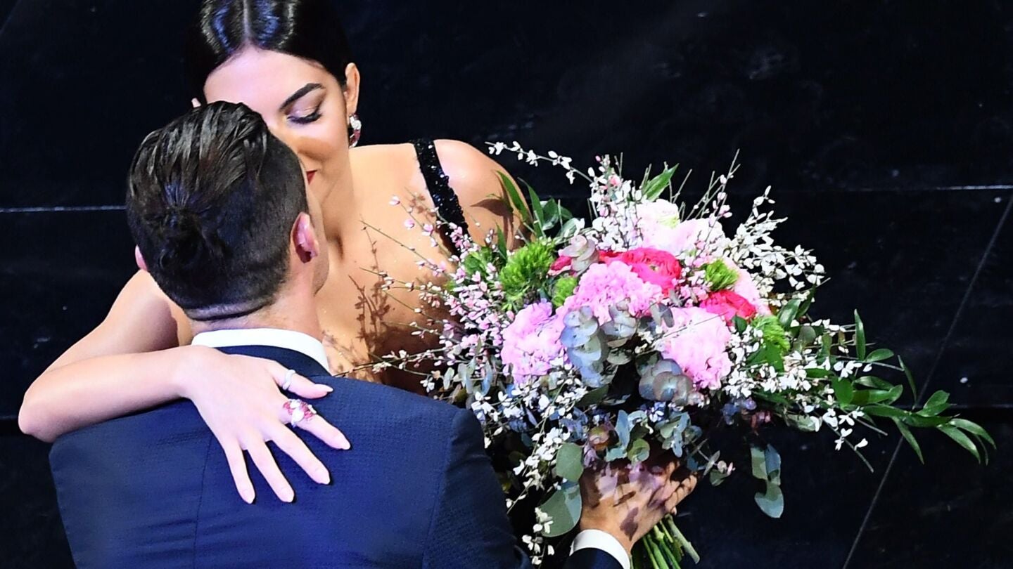 Georgina abraza a su novio Cristiano Ronaldo, tras la actuación en San Remo