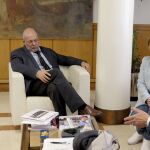 Un instante de la reunión que han mantenido el vicepresidente Francisco Igea con Javier Casado, presidente de la Fundación +34 y la colaboradora de esta entidad, Rosa Valdeón, ex número dos del Gobierno Herrera
