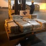Fotografía cedida este jueves 06 de febrero por la Secretaría de Ingresos Federales de Brasil de 300 kilos de Cocaína decomisada en el puerto de Río de Janeiro (Brasil). El fisco brasileño aprehendió en el puerto de Río de Janeiro más de 300 kilos de cocaína pura que tenían como destino final la ciudad española de Valencia, confirmaron este viernes fuentes oficiales. La droga fue descubierta la noche del jueves y estaba escondida en un contenedor con granito cargado en un barco que partió del puerto de Suape, en Pernambuco, el pasado 4 de febrero, de acuerdo con un comunicado de la Receita Federal (fisco).