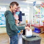 Un irlandés en el momento de votar