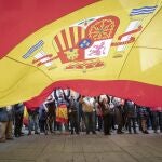 Vista de la concentración ante la delegación del Gobierno de España en Navarra, convocada por la Asociación Profesional Justicia Guardia Civil (JUCIL) este sábado en Pamplona en contra del traspaso de las competencias de tráfico a Navarra. EFE/Villar López