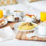 Breakfast in bed alimentación y bebida desayuno en la cama lujo distender bandeja desayuno comida y bebida fuente nadie servicio de habitación comodidad refresco confort fin de semana viaje distracciones glotonería jugo de naranja café bebida tortilla plato pasteles alimentos cocinados fruta alimento grupo mediano de objetos cama croissant mañana día interior hotel de gran lujo hotel naturaleza muerta foco selectivo comida comestible refrigerio alimentos frutas pastelitos platos tortillas bebidas medialuna camas ocios viajes hoteles tentempié colación ración vianda bocado comidas comestibles refrigerios tentempie colacion racion tentenpies colasiones rasiones biandas vocados photoalto