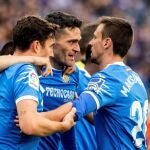 Jorge Molina celebra el primer gol ante el Valencia junto a sus compañeros Jaime Mata y Maksimovic