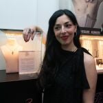 Marga Martínez Terol, junto a su última creación, una oda al amor libre