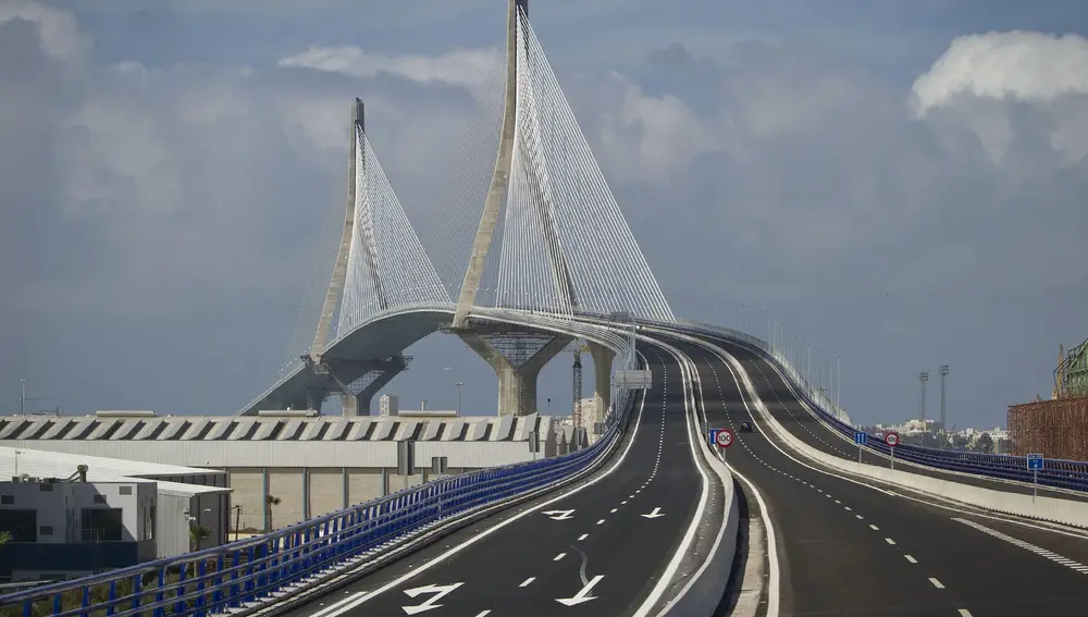 Vista del puente de la "Constitución de 1812" que une Cádiz y Puerto Real