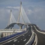 Vista del puente de la "Constitución de 1812" que une Cádiz y Puerto Real