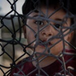 Un niño a la entrada del campo de refugiados de Moria en Lesbos/REUTERS