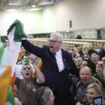 Thomas Gould, uno de los líderes del Sinn Féin, festeja los resultados