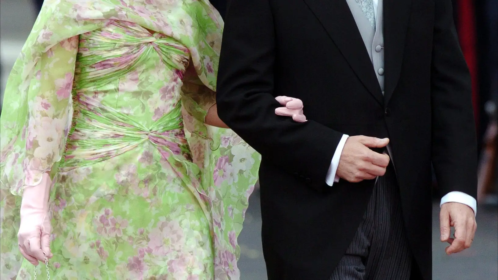 JOSE BONO Y SU MUJER ANA MARIA RODRIGUEZ MOSQUERA ( VESTIDA DE EDUARDO LADRON DE GUEVARA ) EN LA BODA DE LOS REYES DE ESPAÑA CELEBRADA EN LA CATEDRAL DE LA ALMUDENA . INVITADOS