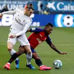 GRAF7555. PAMPLONA 09/02/2020.- El delantero galés Gareth Bale del Real Madrid y el defensor acuatoriano Pervis Estupiñán del Osasuna. EFE/Villar López