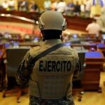 AME505. SAN SALVADOR (EL SALVADOR), 09/02/2020.- Un Militar hace guardia este domingo en el interior del Salón Azul del Palacio Legislativo, en San Salvador (El Salvador). Bukele ingresó este domingo al Parlamento, custodiado por militares y policías, algunos de los cuales también ingresaron al recinto, para dar inicio a una sesión extraordinaria sobre un polémico préstamo para financiar un plan de seguridad contra las pandillas, pero la asamblea no pudo ser posible para la falta de cuórum, ya que solo se presentaron 20 diputados de los 84. "Vamos a dar inicio a esta sesión plenaria extraordinaria tal como lo establece el artículo 167 de la Constitución", señaló el mandatario, quien se ubicó en la silla que le corresponde al presidente del Congreso, Mario Ponce, que no se hizo presente a la convocatoria. EFE/ Miguel Lemus