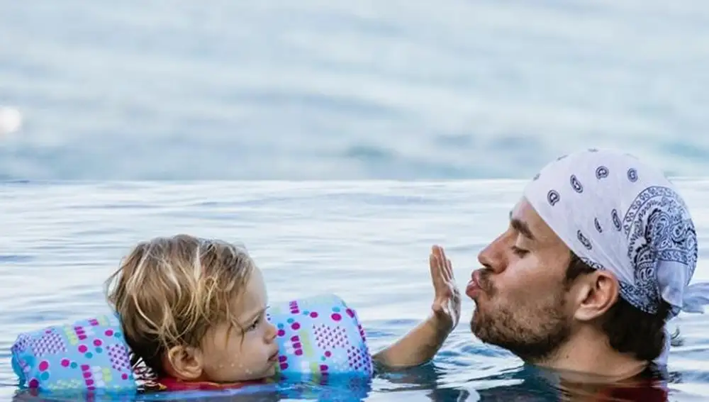 Enrique Iglesias, con uno de sus hijos