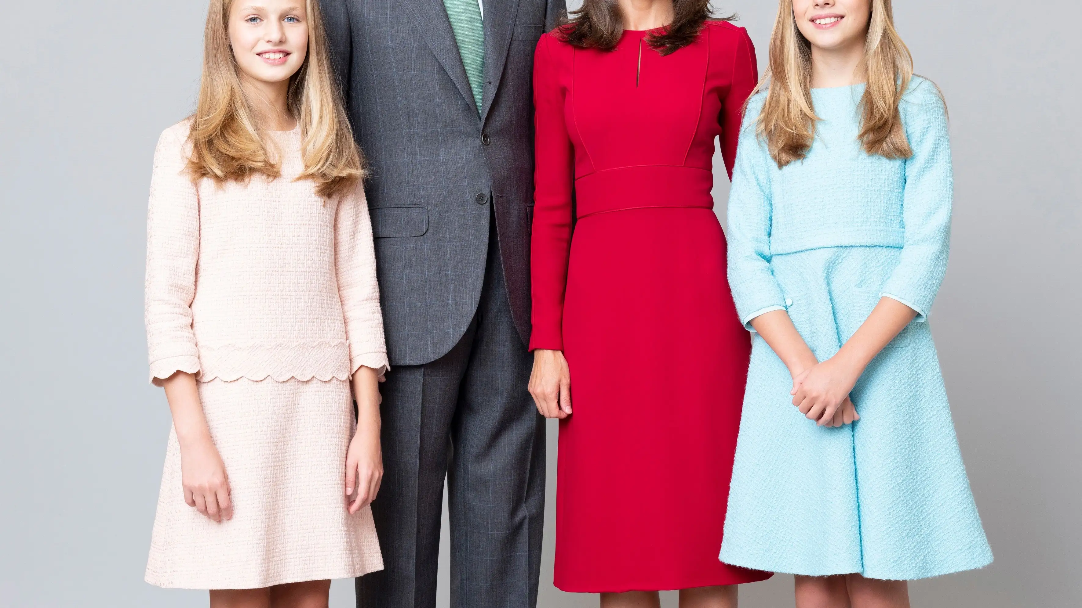 Imagen facilitada por la Casa de S.M. el Rey que muestra a los Reyes; la Princesa de Asturias y la Infanta Sofía en una fotografía de familia, realizada recientemente en el Palacio de la Zarzuela, por la retratista Estela de Castro.