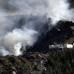 Vertedero con fuego, donde se realizan las labores de localización de los dos trabajadores desaparecidos desde que el pasado jueves se derrumbó el vertedero de Zaldibar sobre la AP-8. EFE/Luis Tejido.