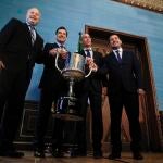 Juanma Moreno y el presidente de la RFEF Luis Rubiales con la Copa del Rey, entre otros