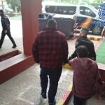 El autor del crimen, custodiado por un policía