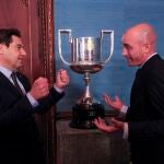 Rubiales, con el presidente de la Junta de Andalucía, Moreno Bonilla, y la Copa del Rey al fondo
