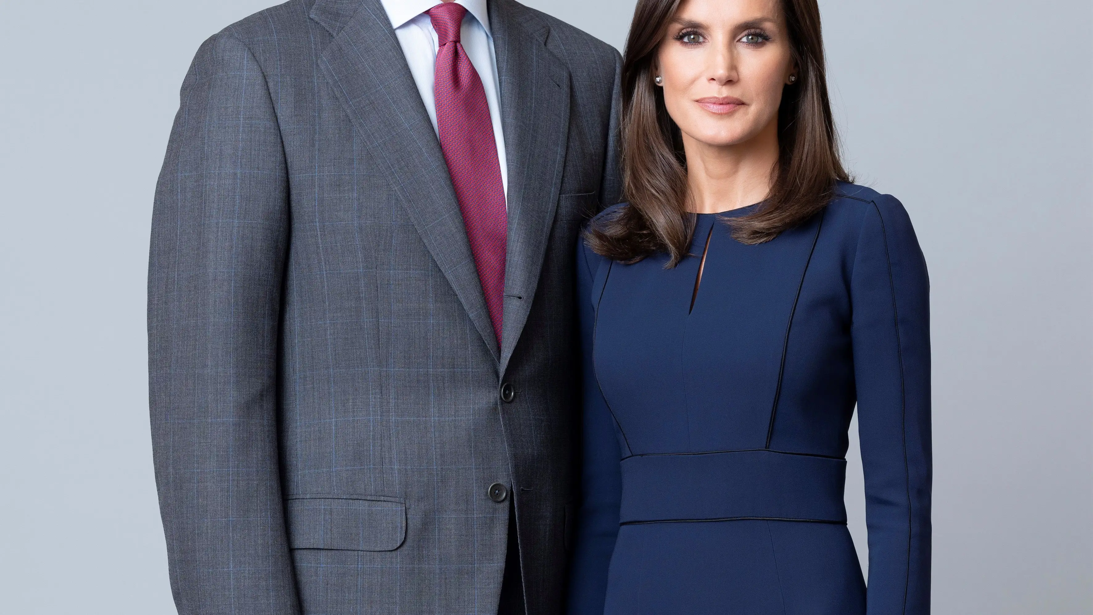 Fotografía facilitada por la Casa de S.M. el Rey del nuevo retrato oficial de los Reyes realizado recientemente en el Palacio de la Zarzuela, por la retratista Estela de Castro. EFE/Casa de S.M. el Rey/Estela de Castro.