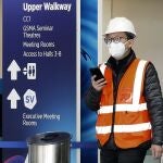 Un trabajador sale del recinto ferial de Gran Vía, donde se celebra el MWC, ayer