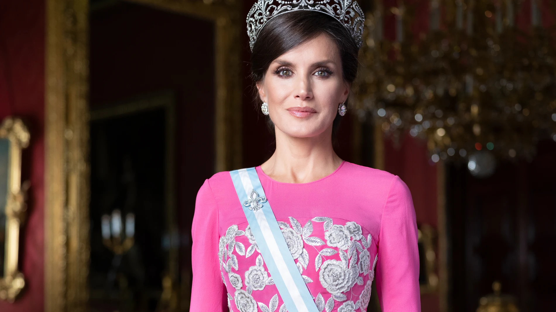 Doña Letizia luce un vestido hecho a medida de Carolina Herrera que lució en la cena de gala de la entronización de Naruhito de Japón y la tiara de la Flor de Lis. Una creación de Ansorena que Alfonso XIII entregó a la Reina Victoria Eugenia.