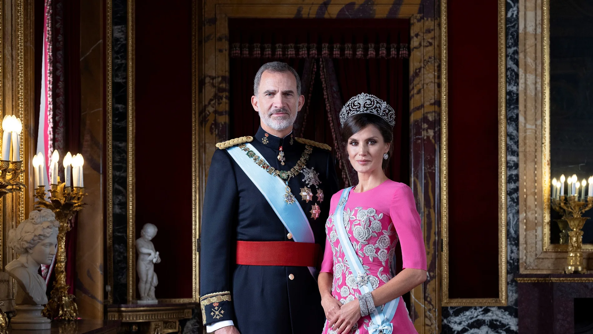 Fotografías oficiales de Sus Majestades los Reyes y Sus Altezas Reales la Princesa de Asturias y la Infanta Doña Sofía