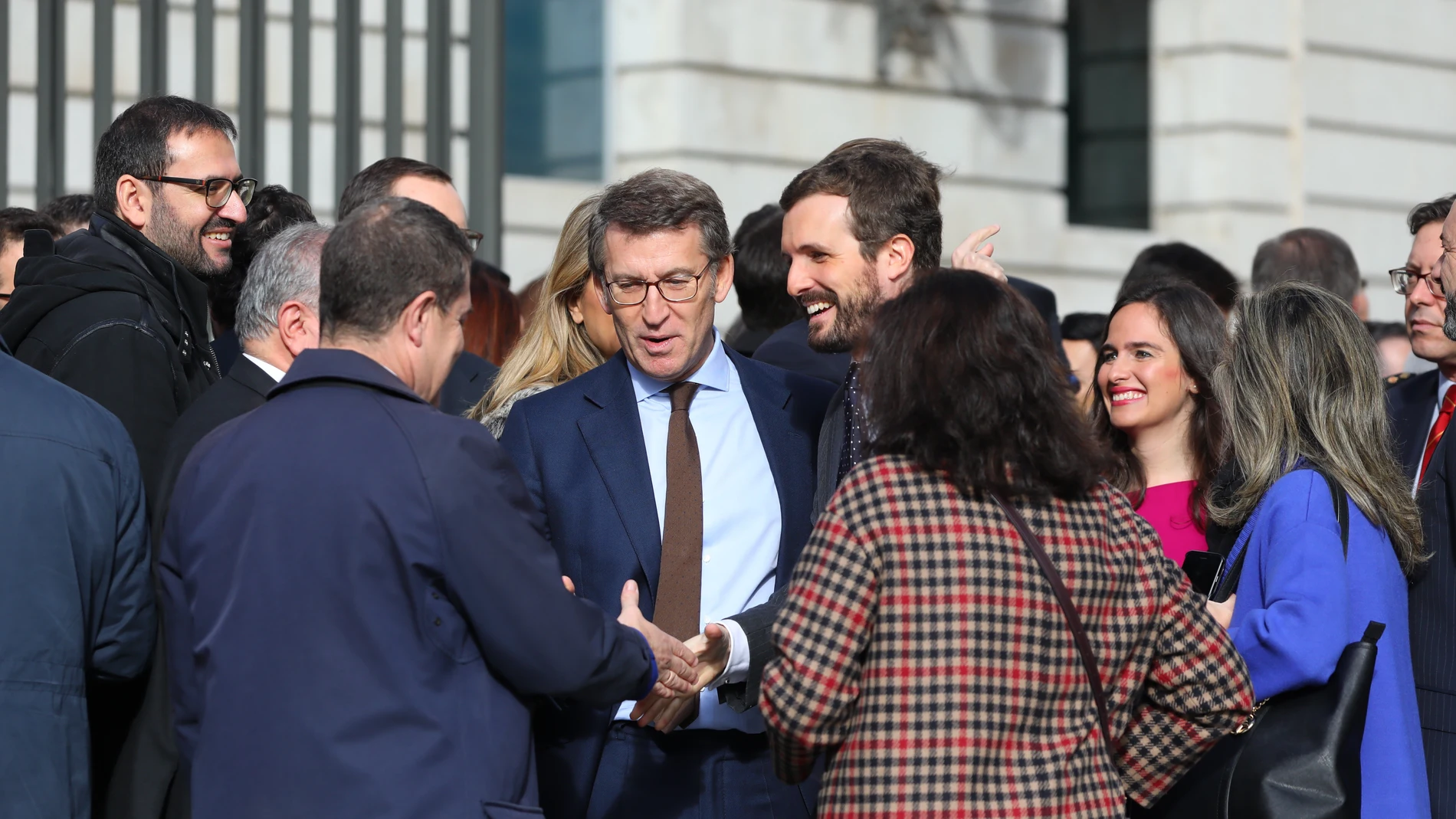 Casado y Feijóo saludan a miembros del grupo popular en el Congreso el día de la Constitución.