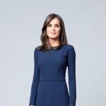 Fotografía facilitada por la Casa de S.M. el Rey del nuevo retrato oficial de la Reina Letizia, realizado recientemente en el Palacio de la Zarzuela, por la retratista Estela de Castro. EFE/Casa de S.M. el Rey/Estela de Castro.