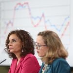 La ministra Portavoz y de Hacienda, María Jesús Montero (i) y la vicepresidenta tercera y ministra de Asuntos Económicos y Transformación Digital, Nadia Calviño (d) durante la rueda de prensa tras el Consejo de Ministros en Moncloa