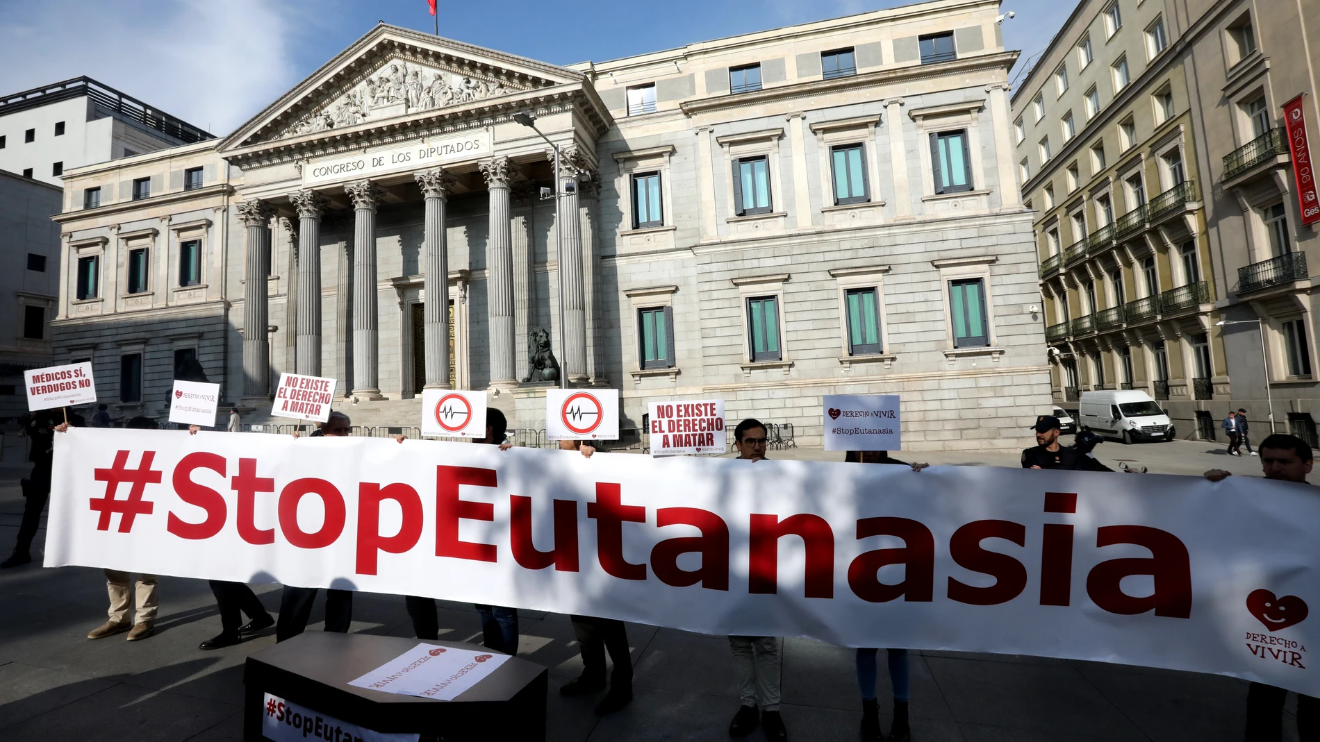 Protesta en contra de la eutanasia .