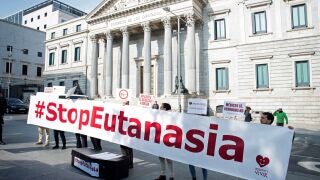 Derecho a vivir protesta contra la ley de eutanasia frente al Congreso de los Diputados