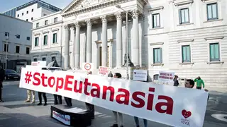 GRAF8529. MADRID, 11/02/2020.- Vista de la protesta organizada por la plataforma Derecho a vivir, bajo el lema "#StopEutanasia", este martes frente al Congreso de los Diputados. EFE/ Luca Piergiovanni Derecho a vivir protesta contra la ley de eutanasia frente al Congreso de los Diputados