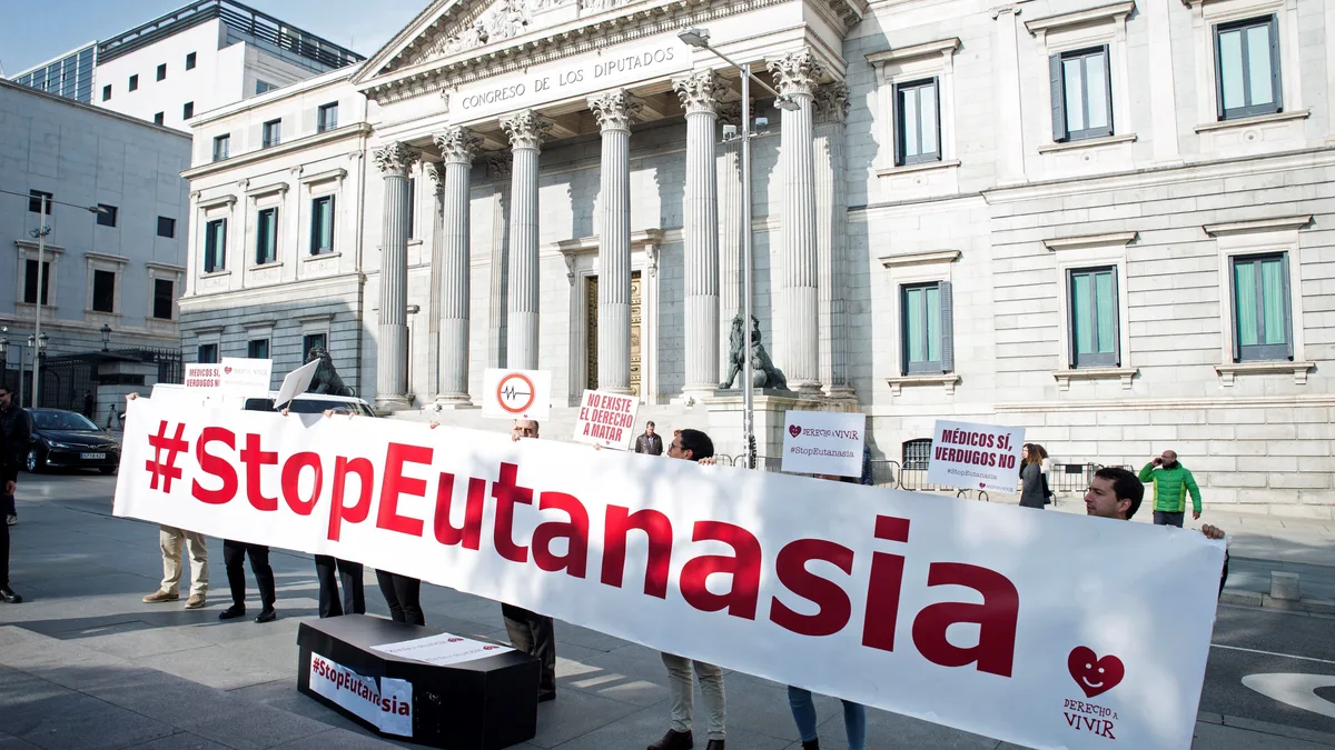 GRAF8529. MADRID, 11/02/2020.- Vista de la protesta organizada por la plataforma Derecho a vivir, bajo el lema "#StopEutanasia", este martes frente al Congreso de los Diputados. EFE/ Luca Piergiovanni